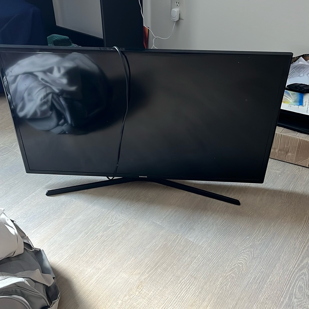 Samsung flat screen tv model no:UN40J5200AF with remote. Works perfectly…